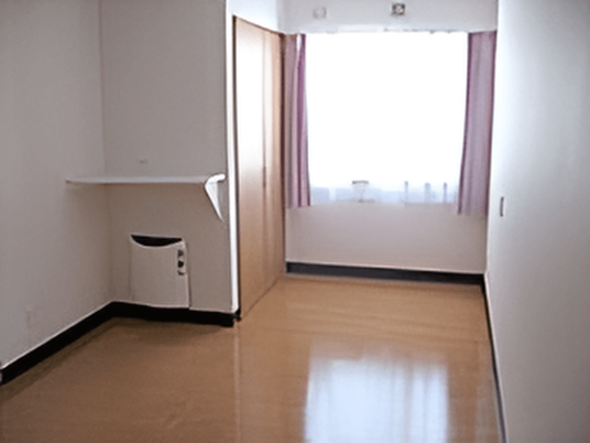 シンプルな白い居室