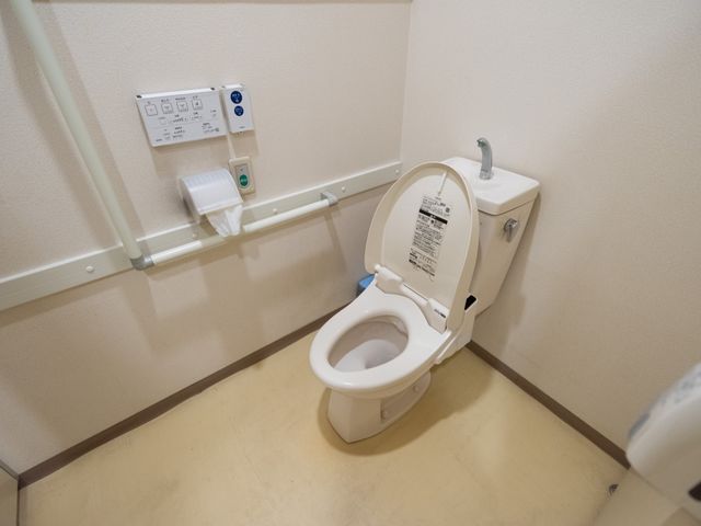 バリアフリートイレ設備 トイレ 手すり付きで安全に配慮された清潔なトイレです。安心してご利用いただける環境を整えています。