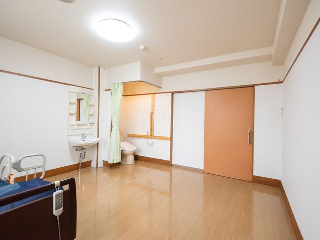 居室の広々とした空間 居室 明るく清潔感ある居室には、さまざまな目的に使える便利な備品が整っています。