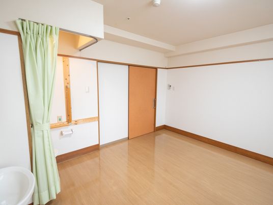 明るく広々とした居室