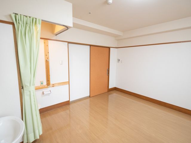 明るく広々とした居室 居室 清潔感あふれる空間で、ゆったりとした生活が送れそうです。利用者のプライバシーも守られています。