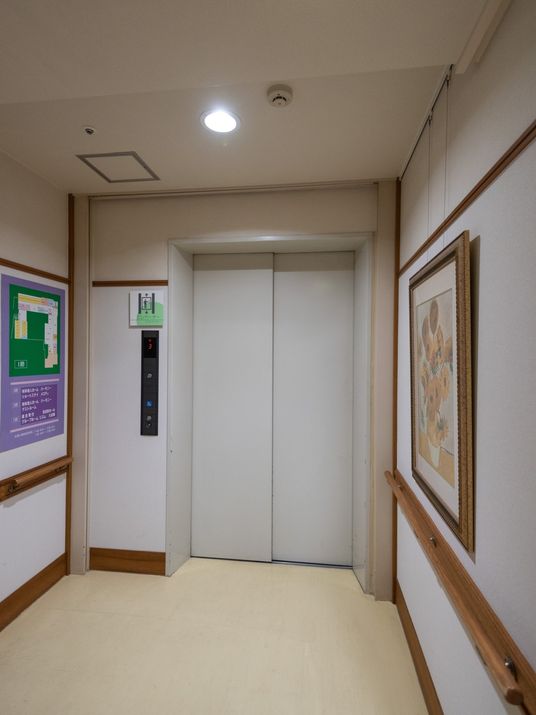 清潔感のあるエレベーターホール