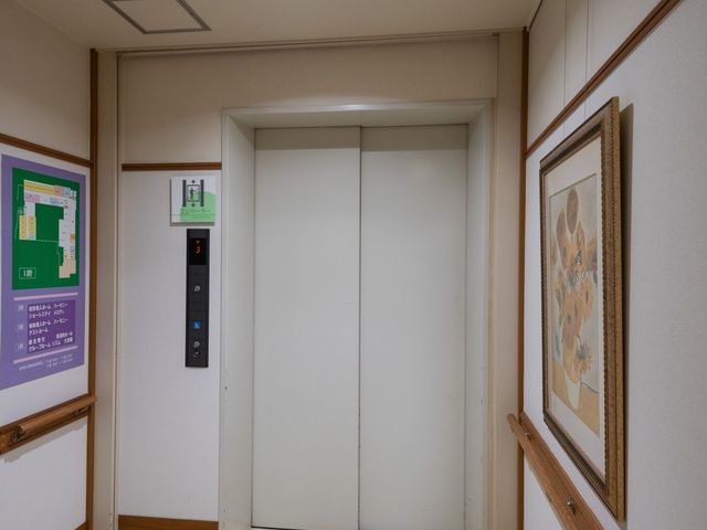清潔感のあるエレベーターホール エレベーター 明るく清潔な通路沿いに設置されたエレベーター前のスペースです。