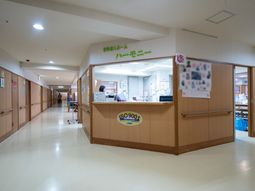 清潔感のある病院の廊下