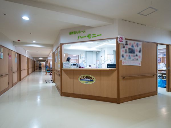 清潔感のある病院の廊下
