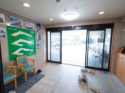 待合室と掲示物の様子