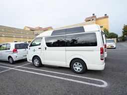 駐車された白い車両