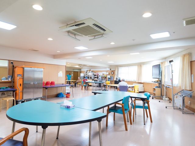 居心地の良いダイニング空間 食堂 居住者が集う広々とした共用スペース。明るく開放感のある環境です。