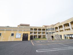 広い駐車場のある外観