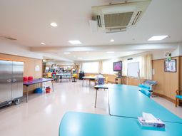 広々とした明るい共有スペース