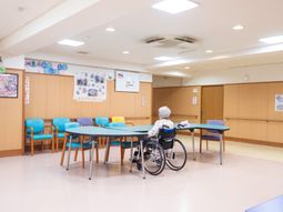 車椅子の方がいる多目的室