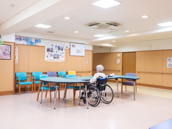 車椅子の方がいる多目的室