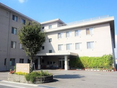 落ち着いた外観の建物