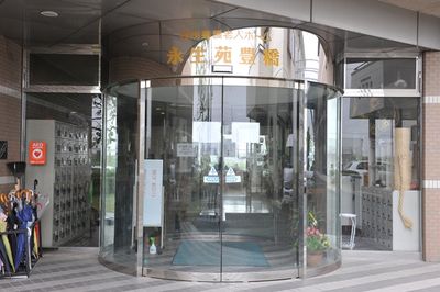 ガラス扉のエントランス
