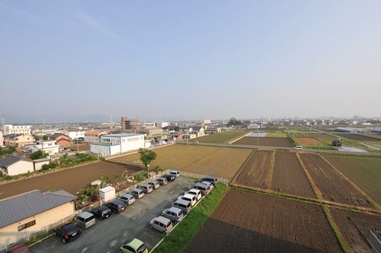 駐車場と田園風景