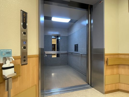 車椅子対応のエレベーター