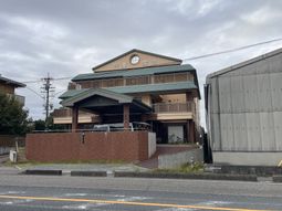 3階建ての建物の外観