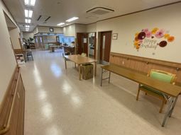 広い廊下とテーブル