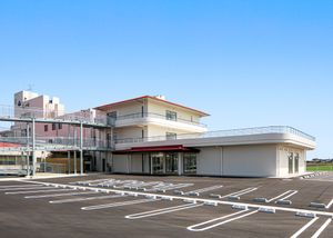 広々とした駐車場の外観