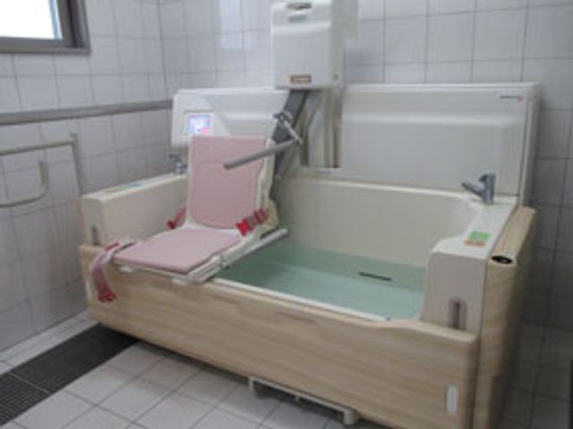 広々とした浴槽の浴室 浴室 広々とした浴槽は、介助がしやすい設計です。清潔で快適な入浴をサポートします。