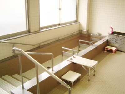 ゆとりのある清潔な浴室