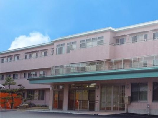 ピンクの建物のエントランス