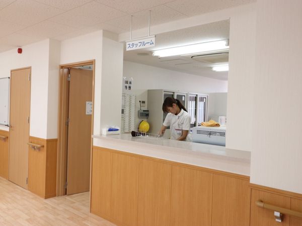 スタッフが作業するカウンター