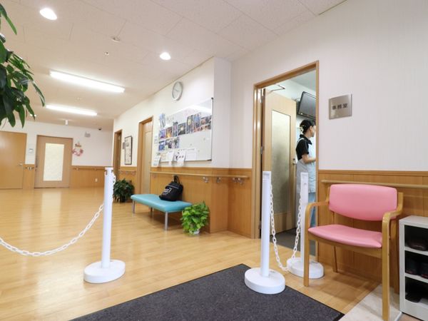 廊下の様子とスタッフ