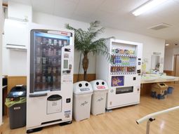 休憩スペースの自動販売機