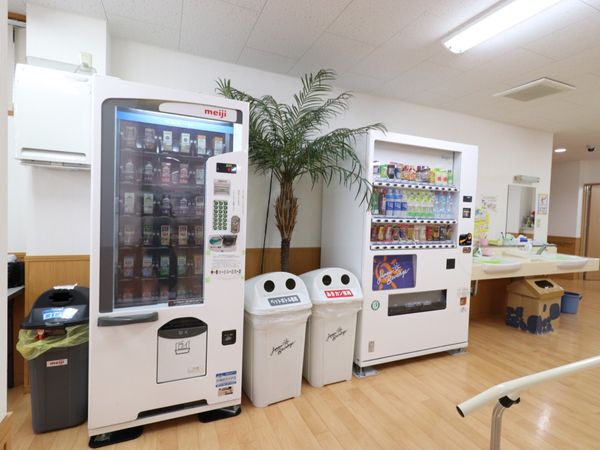 休憩スペースの自動販売機