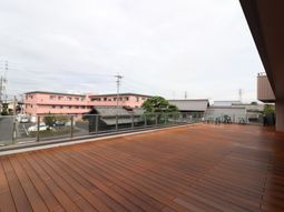 広々テラス木製フロア