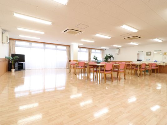 広々とした明るい食堂