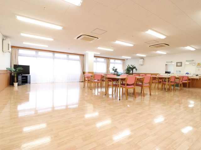 広々とした明るい食堂 共有スペース ゆったりと配置された椅子とテーブルが並べられた食堂で、明るく開放感のある環境です。職員と利用者のコミュニケーションも図りやすい空間が整っています。