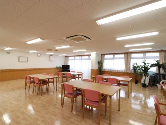 広々とした明るい食堂