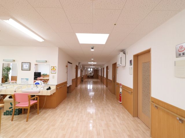 清潔感のある廊下 通路 広々とした廊下は清潔で快適な環境が保たれており、働きやすい空間が整っています。