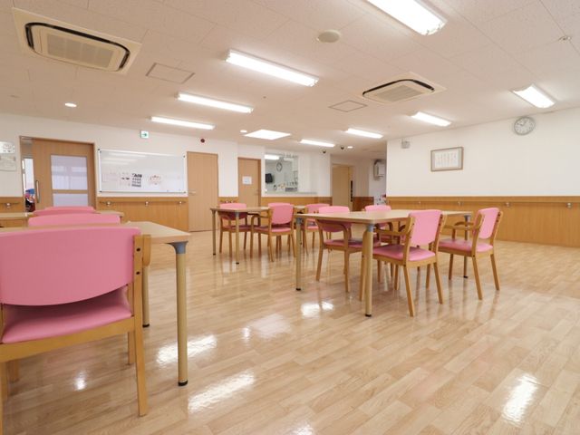 明るく広々した食堂空間 共有スペース 広々とした食堂は、清潔感があり明るい雰囲気で、快適な食事時間を過ごせる空間が用意されています。