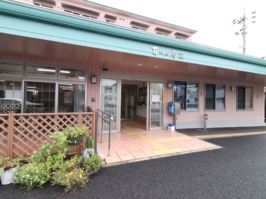 やさしい色合いのエントランス