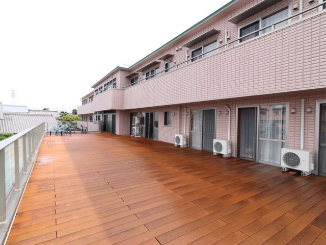 広々とした屋外テラス テラス 開放的な雰囲気の屋外テラスです。休憩時間に新鮮な空気を楽しみながらリラックスできる場所となっています。
