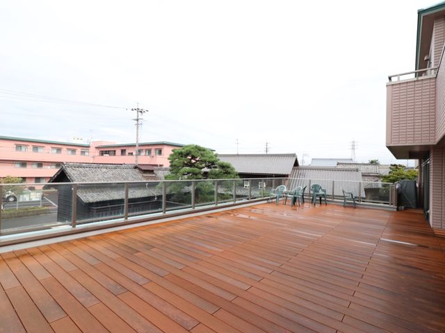 広々とした開放的なテラス テラス ゆったりとした時間を過ごせる屋外のテラスです。安らぎのひとときをこのスペースで楽しむことができます。