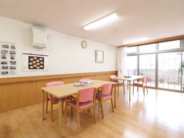 清潔な明るい食堂 共有スペース 自然光が差し込む明るく広々とした食堂です。テーブルには新聞や雑誌が置かれ、くつろぎの時間を過ごせる設計となっています。