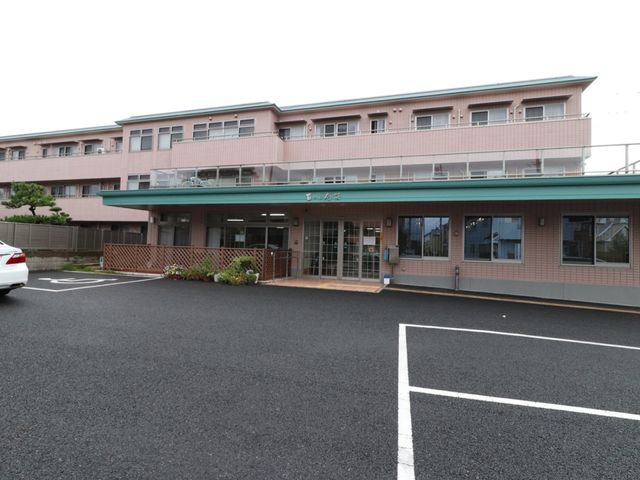 広々とした駐車場と建物 外観 広々とした駐車場はアクセスが良く、ガラス張りの開放感あるエントランスで皆様をお迎えします。