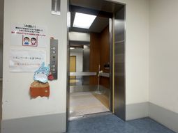 開いたエレベーターの廊下