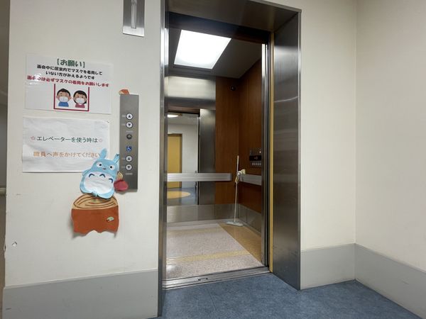 開いたエレベーターの廊下