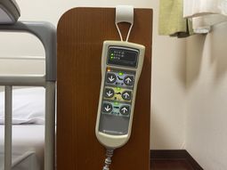 調節リモコン付きベッド
