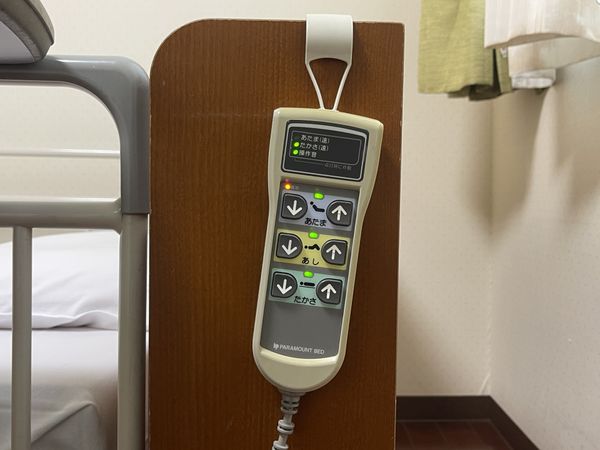 調節リモコン付きベッド