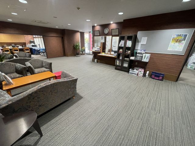 本棚とソファのラウンジ