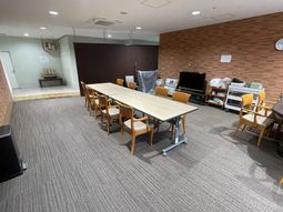 広いテーブルのある部屋