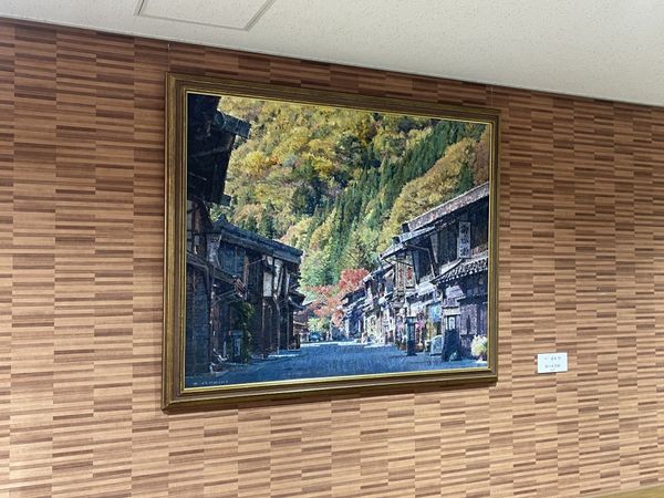 飾られた風景画の壁