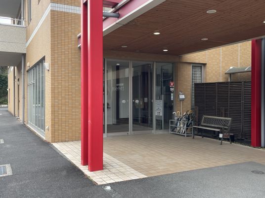 明るく開放的な出入口
