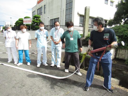 消火訓練の職員たち  